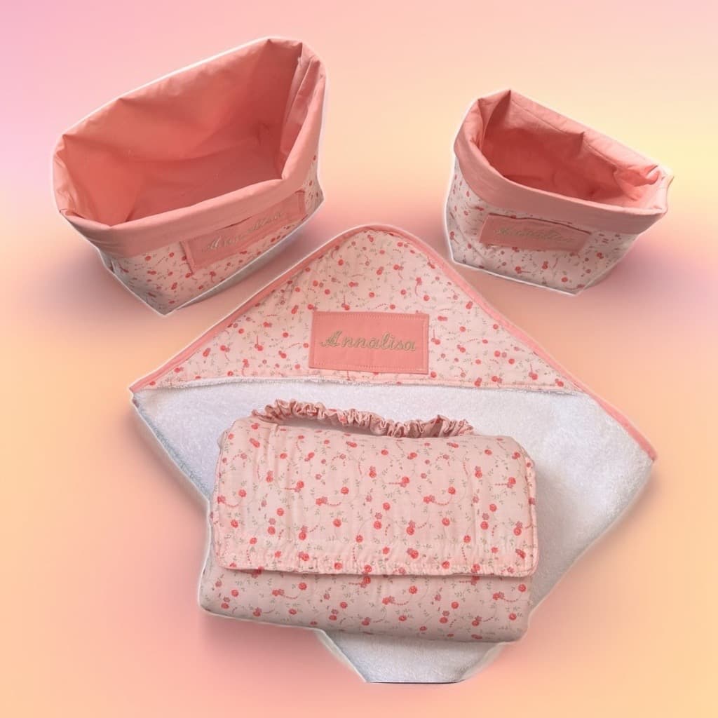 Set neonato rosa con cestini, asciugamano e fasciatoio a fiori personalizzati con il nome Annalisa.