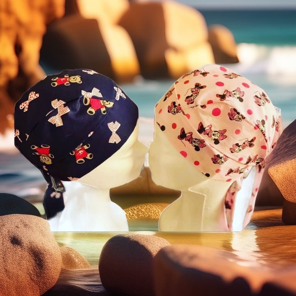 Manichini con cuffie chirurgiche a tema orsetti e Minnie su una spiaggia al tramonto.