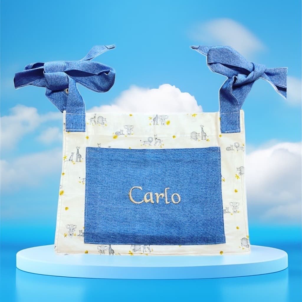 Sacca neonato con animali, tasca in denim personalizzata con nome Carlo e fiocchi blu.